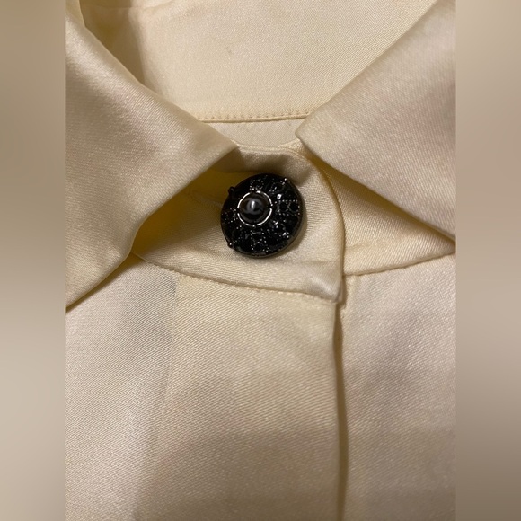 Chanel authentic limited edition vintage Sleeveless Cream Blouse, almost new - Picture 4 of 8